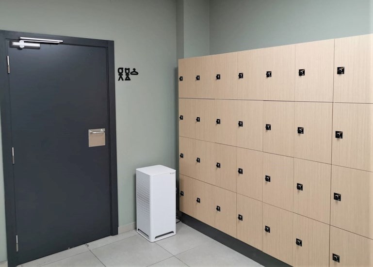 Luftreiniger City M von Camfil in der Umkleide von Go fit Fitnesstudios