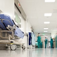 Karolinska Universitetssjukhuset i Solna minskar spridningen av virus med luftrenare i covid-vården