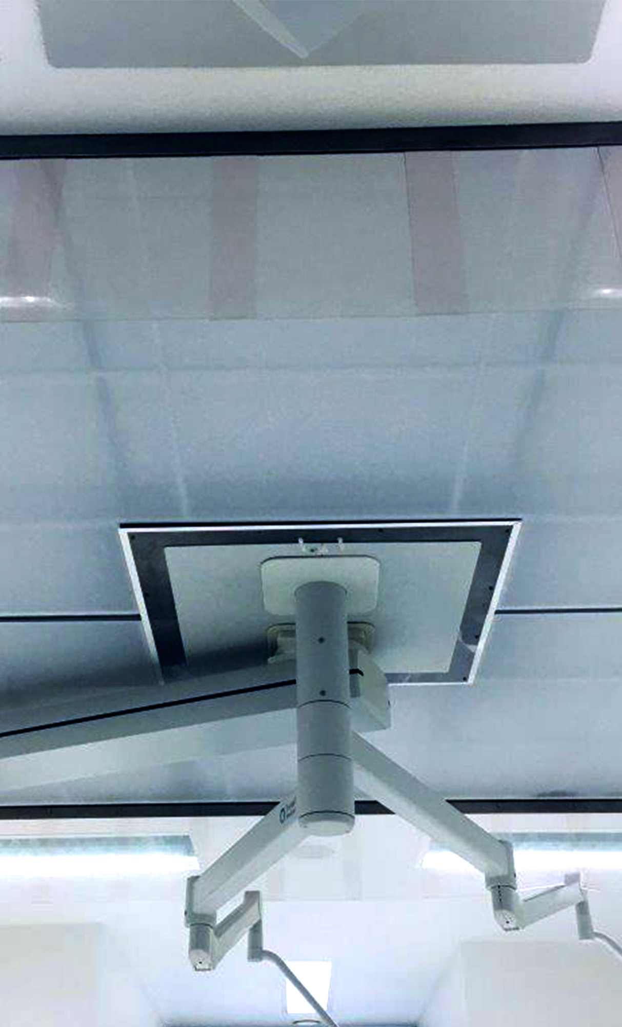 Durchführung von OP-Deckenbespannungen direkt vor Ort.