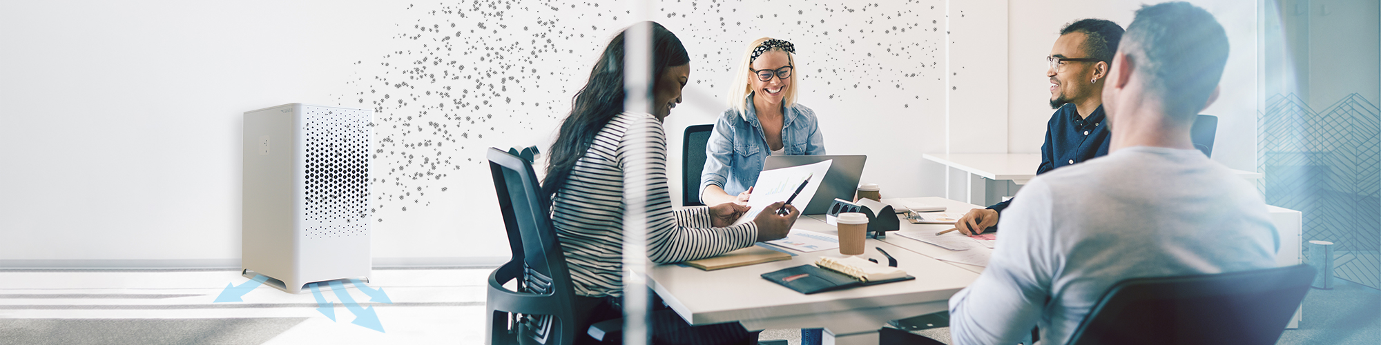 Zwei Frauen in einer Besprechung im Konferenzraum
