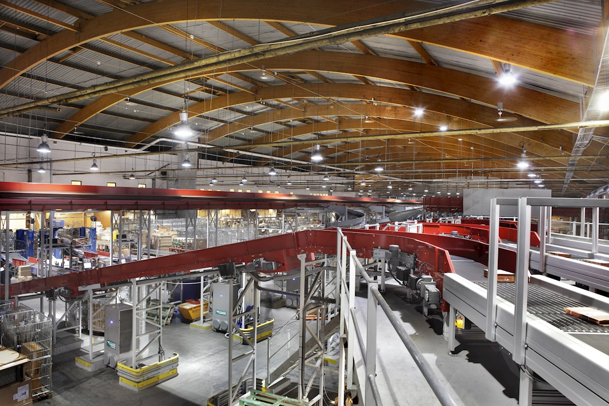 Luftreiniger CC 6000 von Camfil in einer Lagerhalle und Logistikzentrum