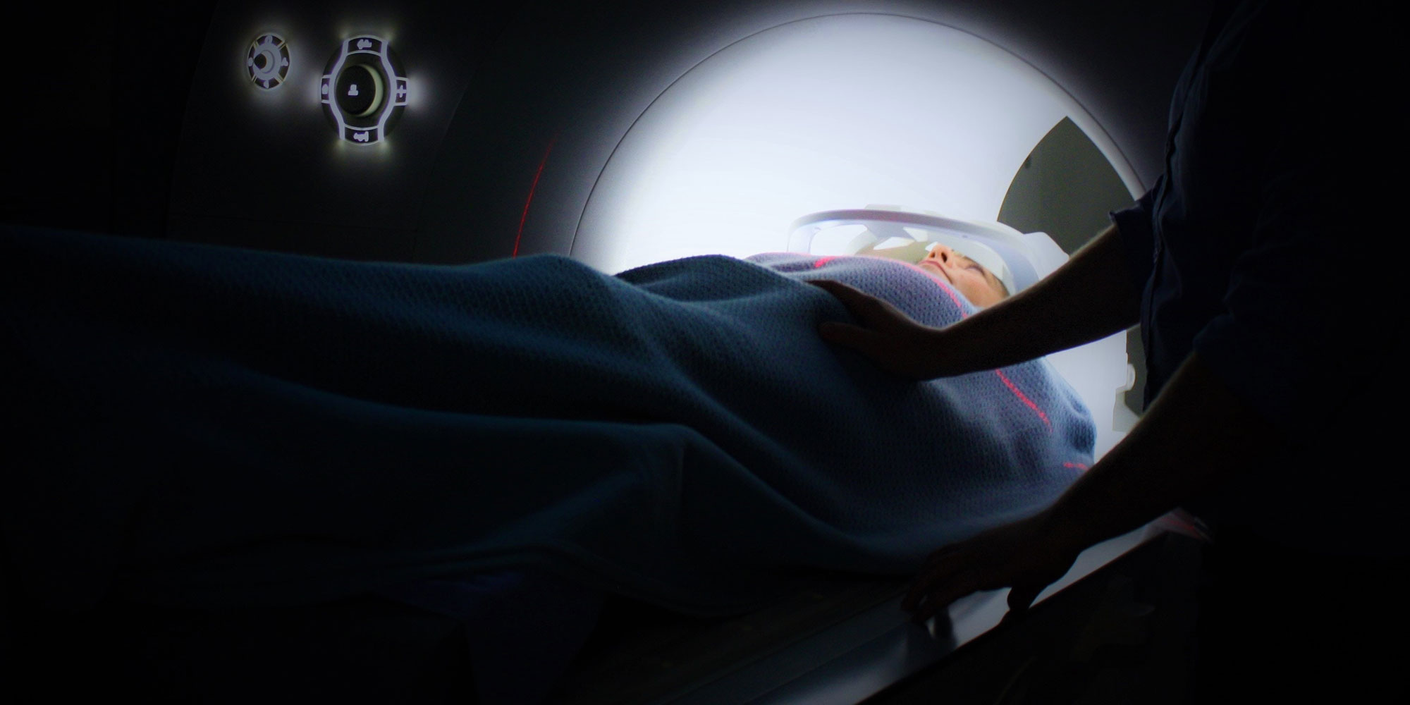 Ein Patient in einem Scanner