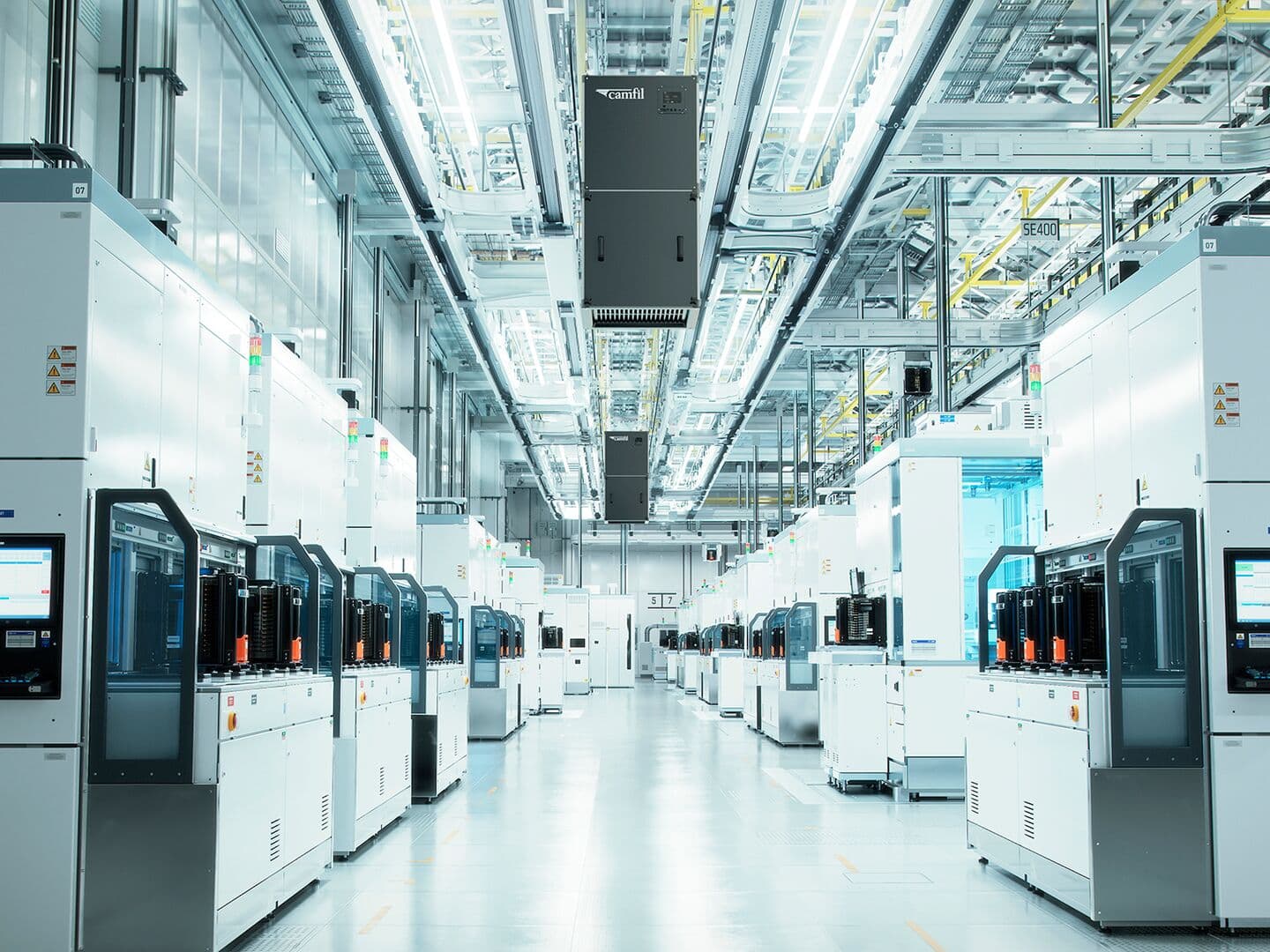 Microelectronic manufacturing cleanroom with a CamCleaner CC X-series