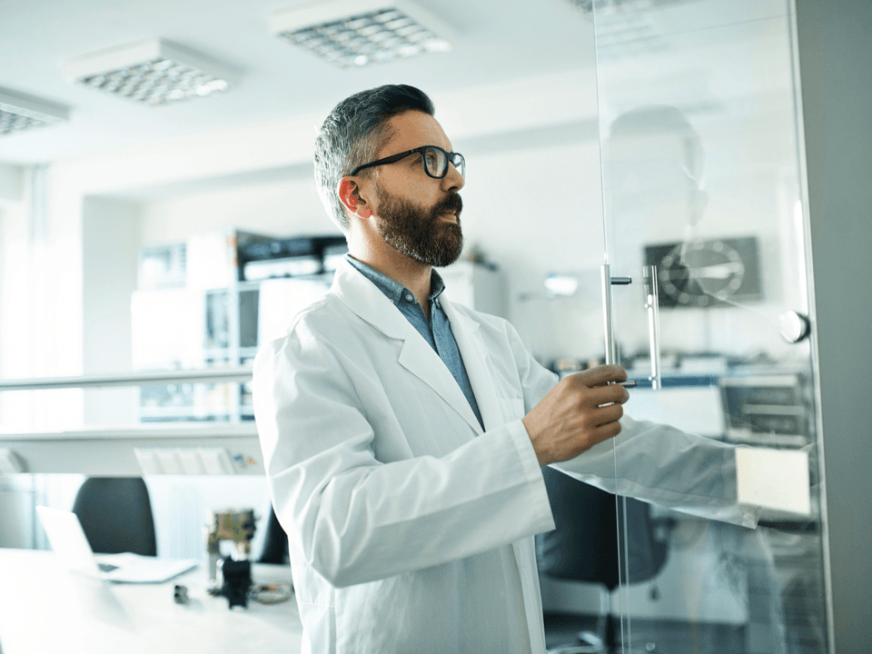 Homme avec lunettes en laboratoire