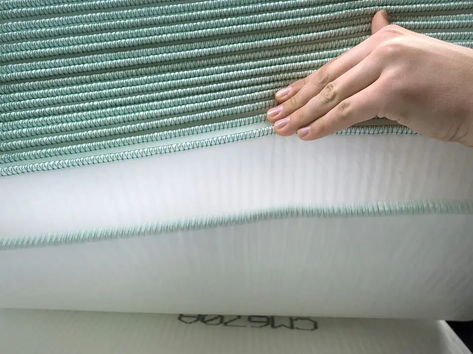 Main montrant des poches de filtre