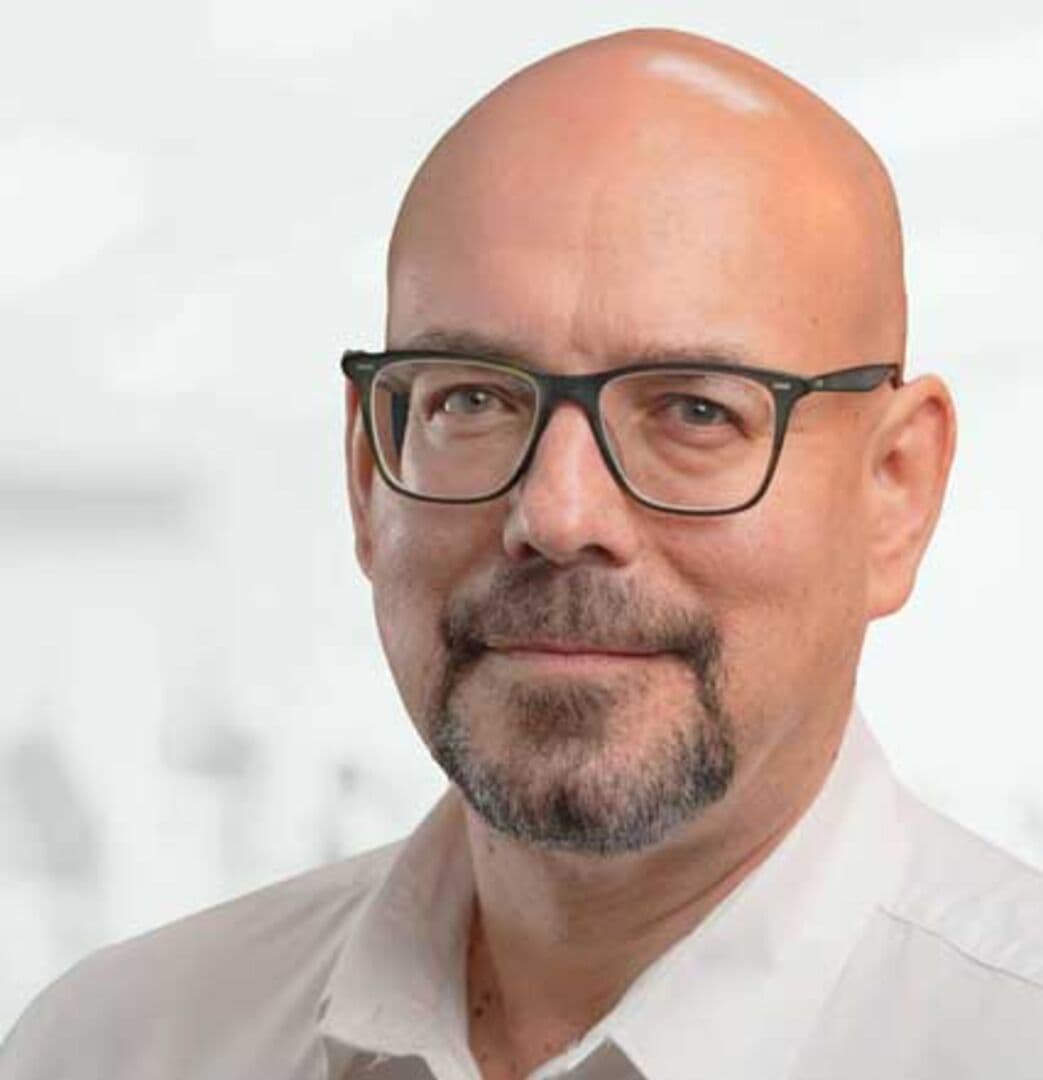 Ritratto professionale di un esperto di qualità dell’aria e filtrazione, rappresentativo dell’autorevolezza tecnica nel settore IAQ e delle soluzioni avanzate di Camfil.