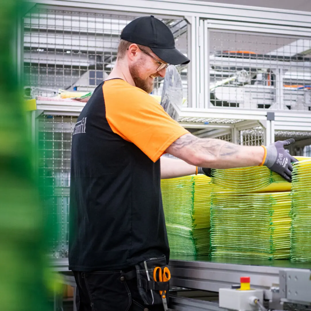 Un travailleur inspectant des filtres.