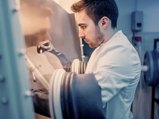 Labormitarbeiter bedient RABS-System