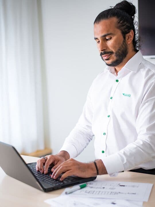 Man som skriver på en PC