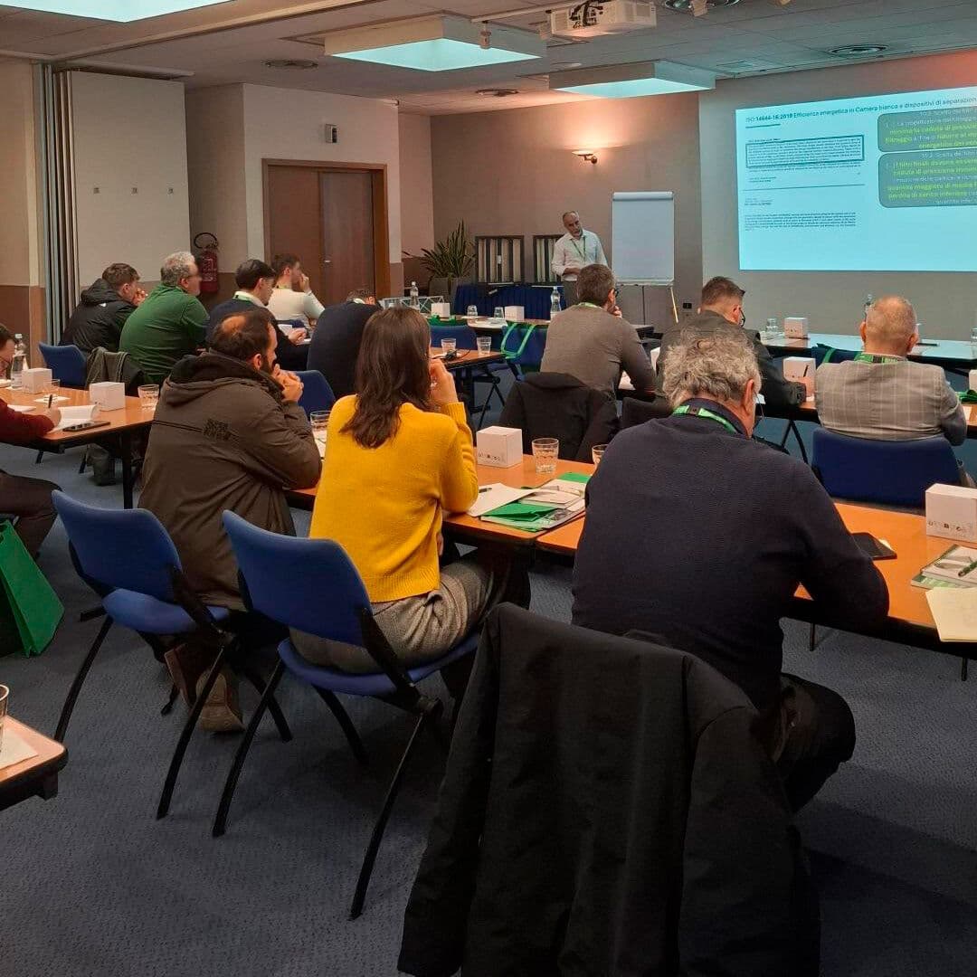 Sessione di formazione tecnica in aula con presentazione su schermo, dedicata alle soluzioni di filtrazione dell’aria e alla qualità dell’aria indoor.