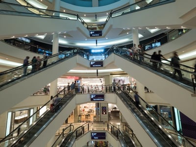 Menschen auf den Rolltreppen eines Einkaufszentrum