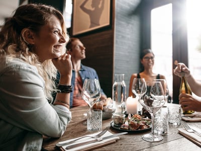 Personen sitzen an einem Tisch in einem Restaurant