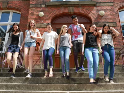 Kinder verlassen eine Schule