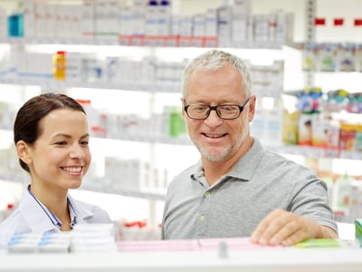 Apothekerin beratet einen Kunden in einer Apotheke