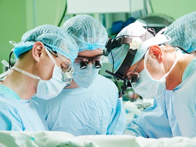 Ärzte operieren in einem Operationssaal im Krankenhaus