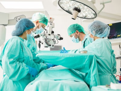 Ärzte operieren im Operationssaal