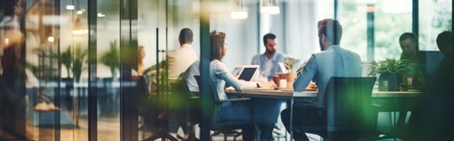  Vier Menschen in einem Büro oder Konferenzraum