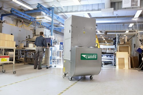 Luftreiniger CC6000 in einer Produktionsumgebung schützt Menschen und Prozesse für Staub, Bakterien und Viren